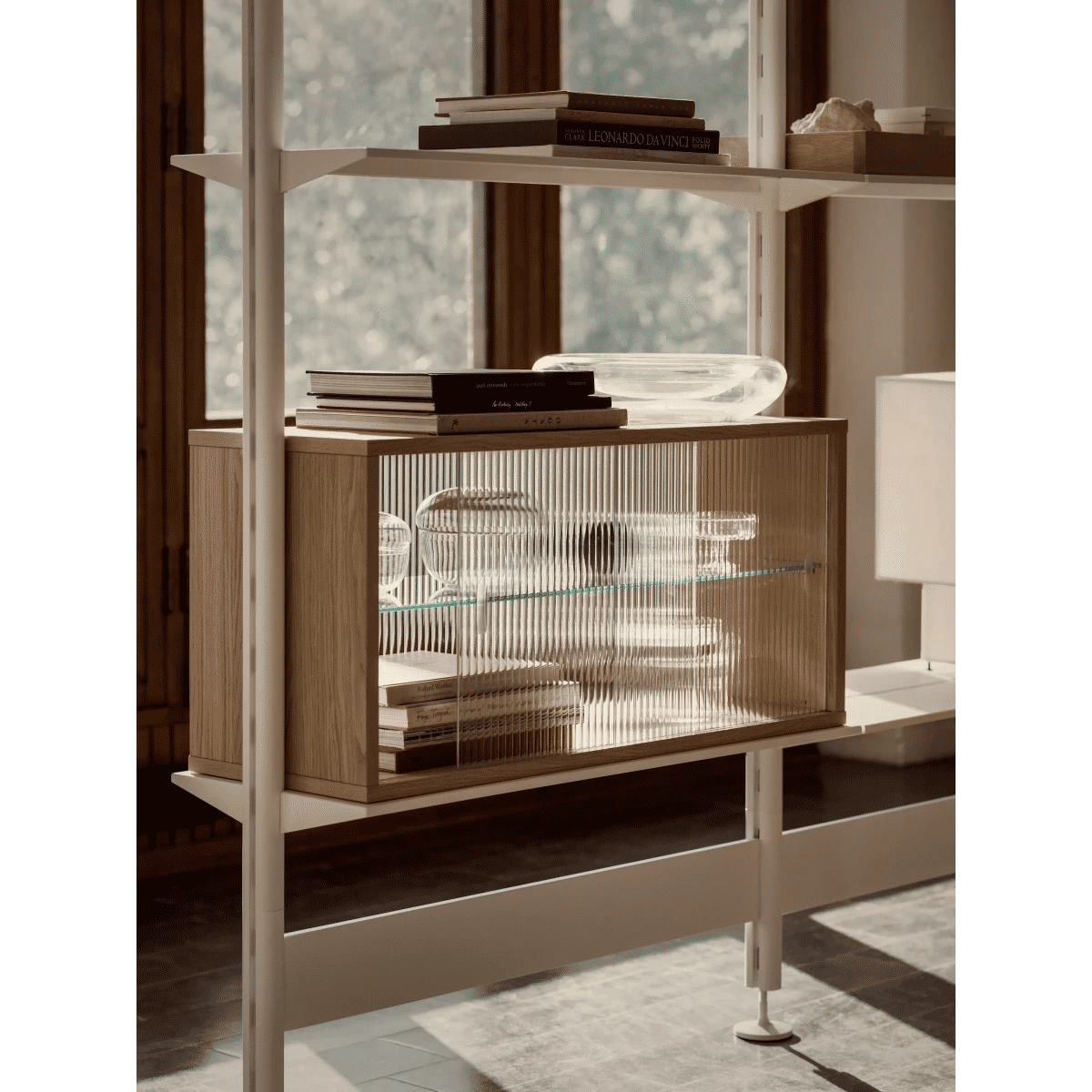 Pira vitrineskap, rillet glass 90x31x41,5 Hvit eik