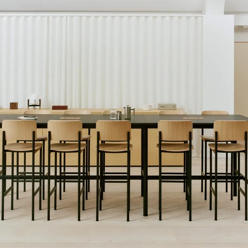 Plan Barstool – Eik lakkert, FSC Mix 70% Sort Sh 78 cm
