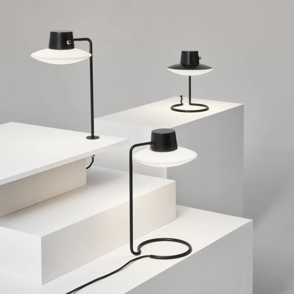AJ Oxford Bordlampe – Opal 410 mm Svart ledning Fot