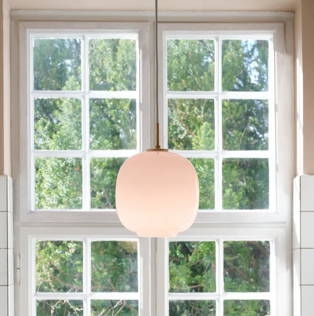 VL 45 Radiohus Pale Rose Pendel – Brass/glossy pale rose glass Ø 250