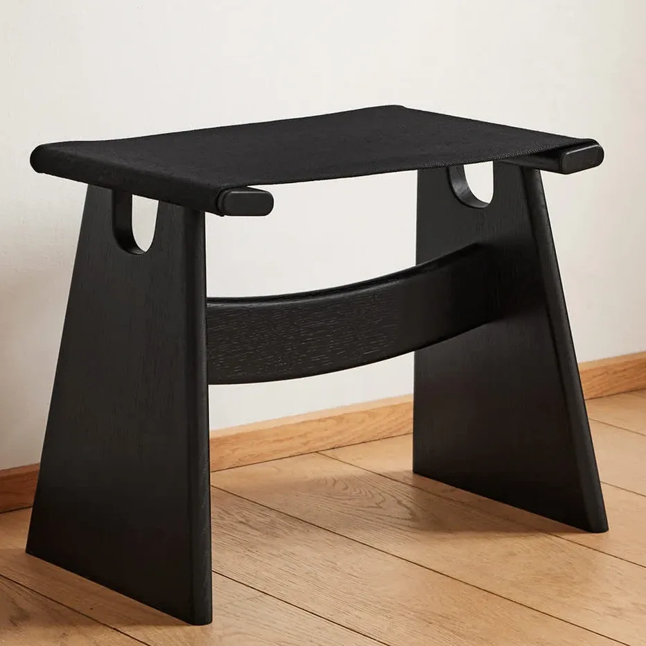 Seto Stool – Sort kanvas Eik sort lakkert, FSC Mix 70%