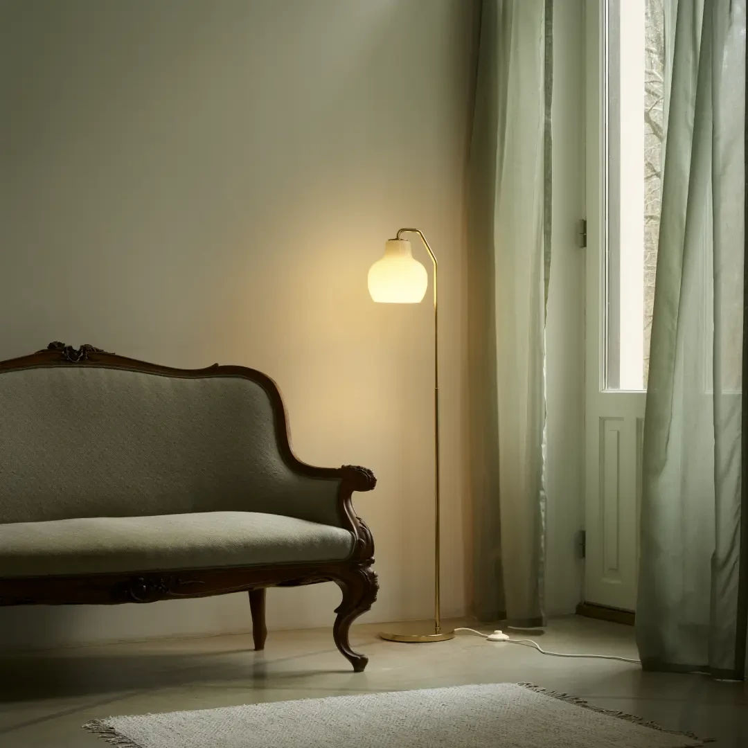 VL Ring Crown Gulvlampe – Brass/opal glass