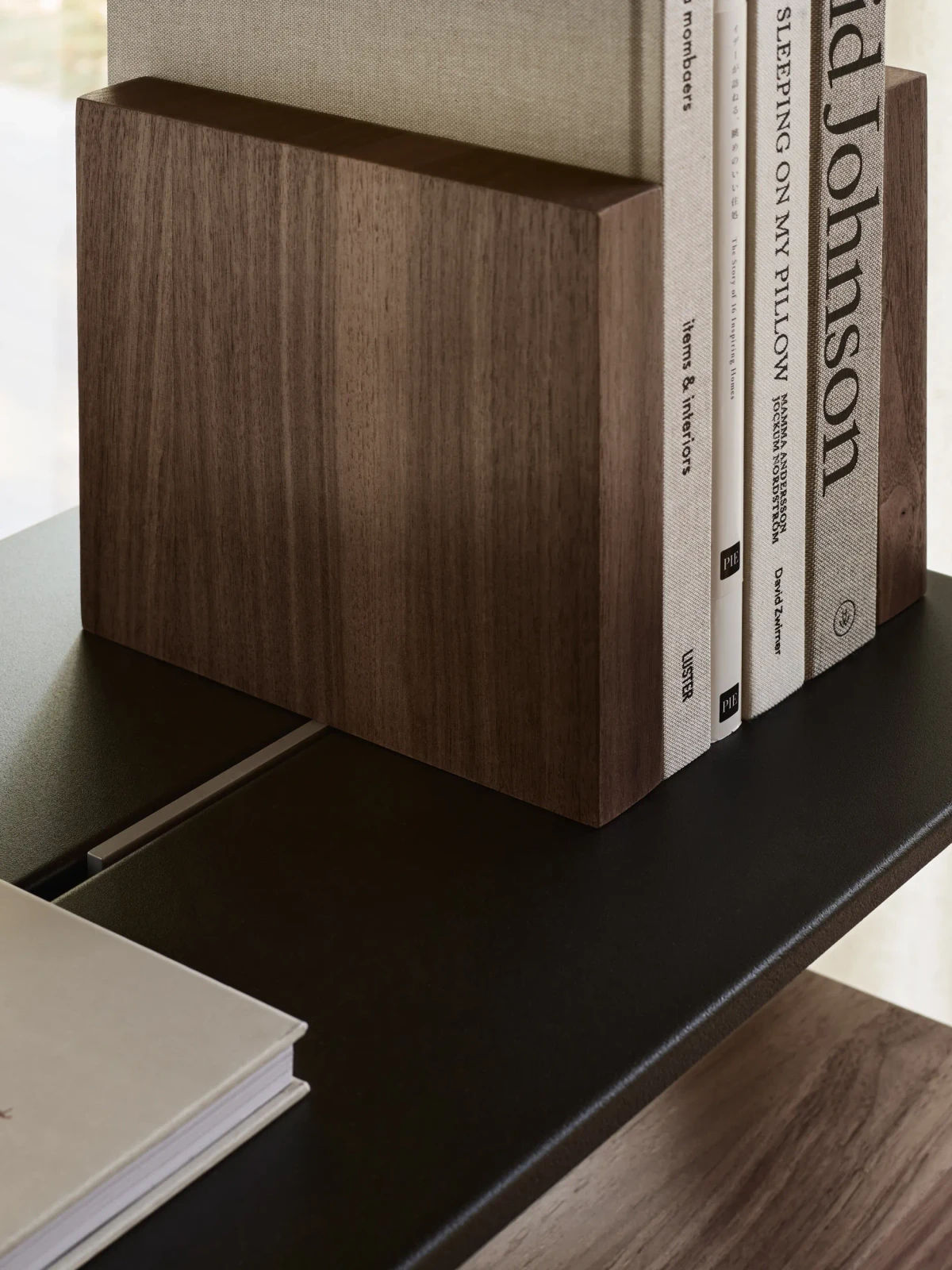 Pira Bookend 20x3x20 Valnøtt